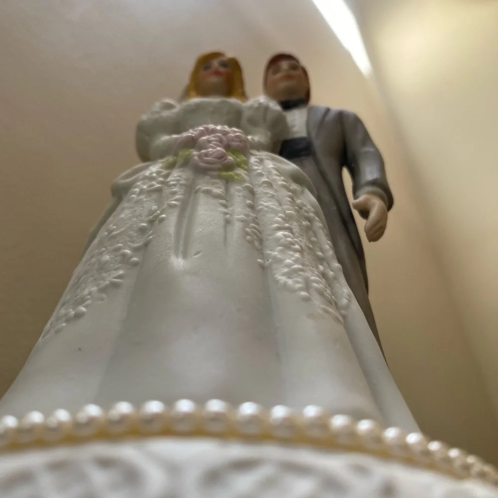 EHW Wedding Cake Bride & Groom Topper/Music Box 